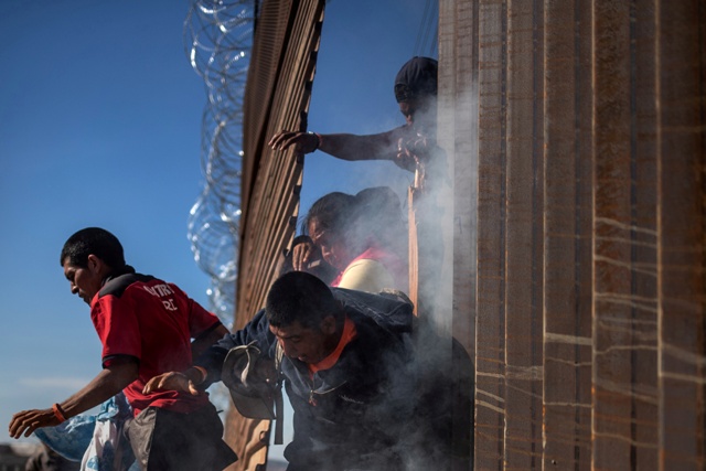 Elementos de la patrulla fronteliza lanzaron gases lacrimógeno a integrantes de la caravana el 25 de noviembre/Reuters.
