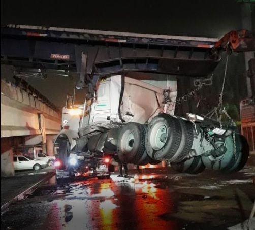 La segunda plataforma del tráiler quedó sobre el puente.