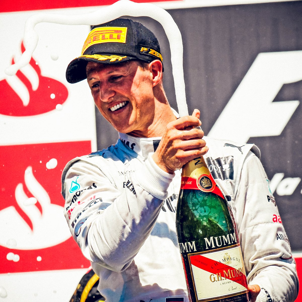 El ex piloto alemán Michael Schumacher en festejo (@MercedesAMGF1)