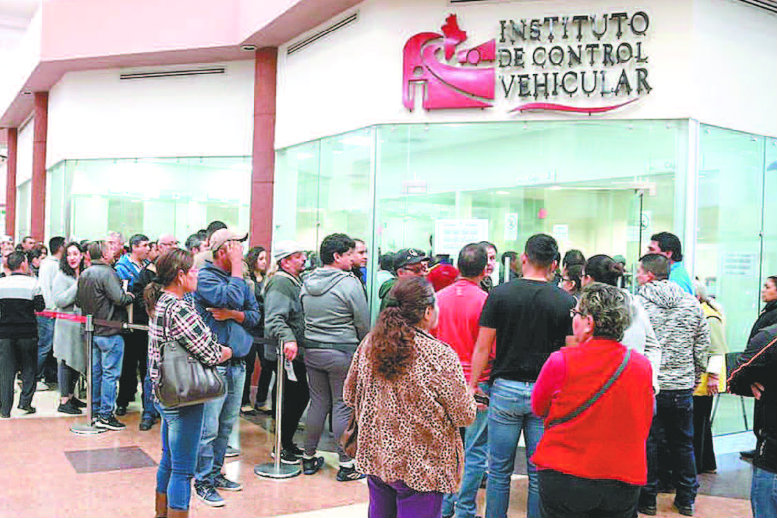 El fin de semana, cientos de contribuyentes realizaron el pago de sus derechos vehiculares. (Foto: Especial)