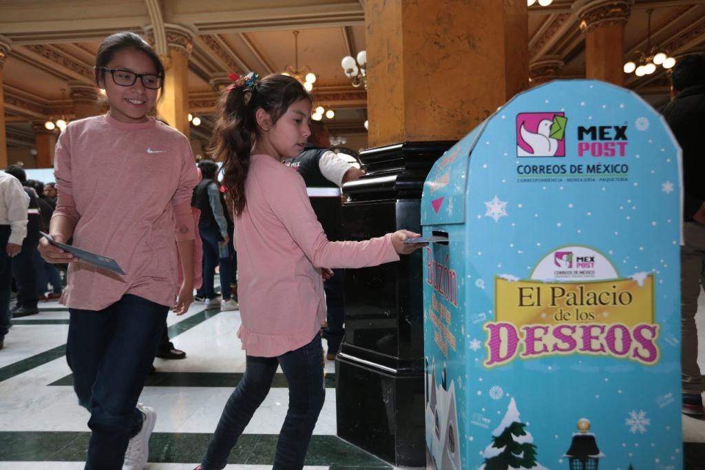 El buzón navideño estará hasta el sábado 5 de enero en el Palacio Postal. | Jesús Quintanar