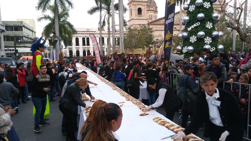 Disfrutan mega Rosca de Reyes.