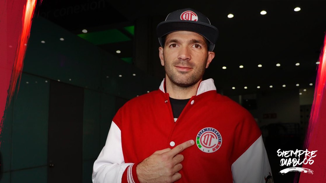 Emmanuel Gigliotti en su llegada a México (Twitter @TolucaFC)