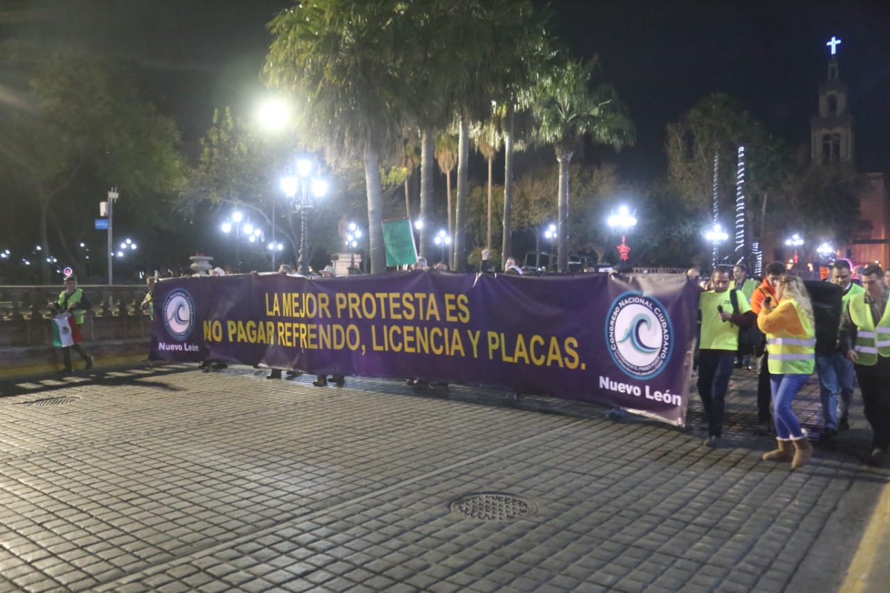 Un grupo de unos 60 manifestantes marcharon con una manta gigante por la calle Zaragoza. (Raúl Palacios)