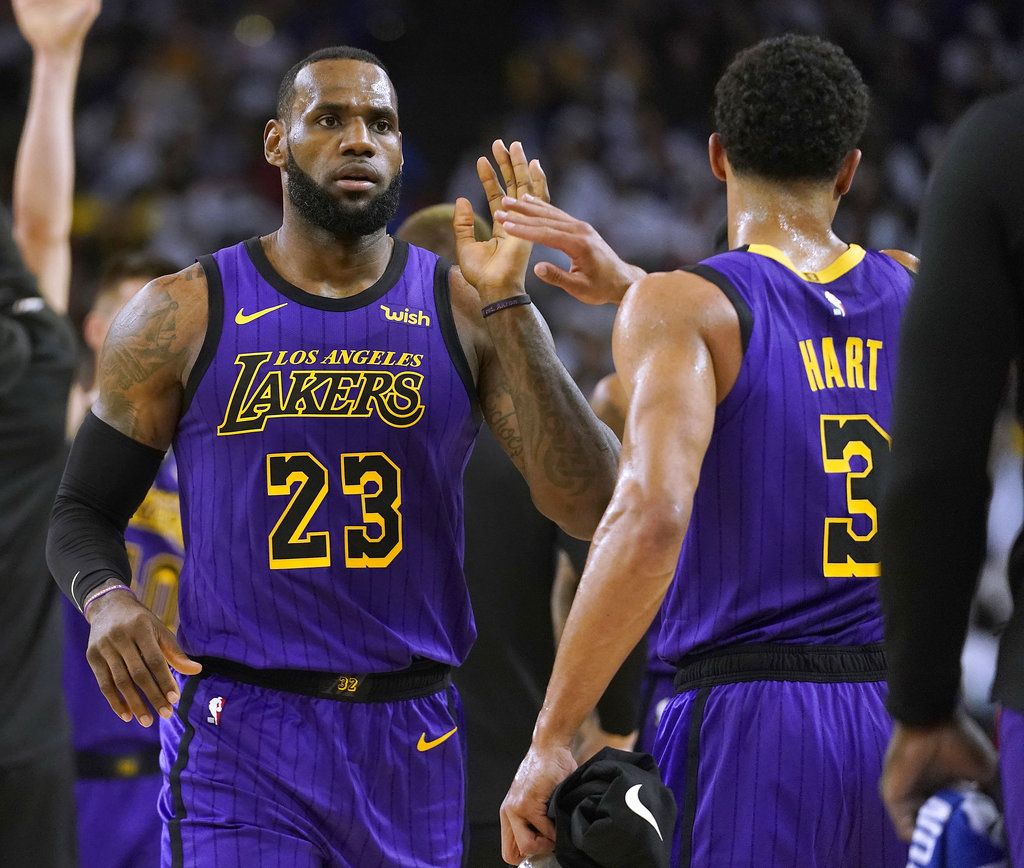 LeBron James en un partido con los Lakers (AP)