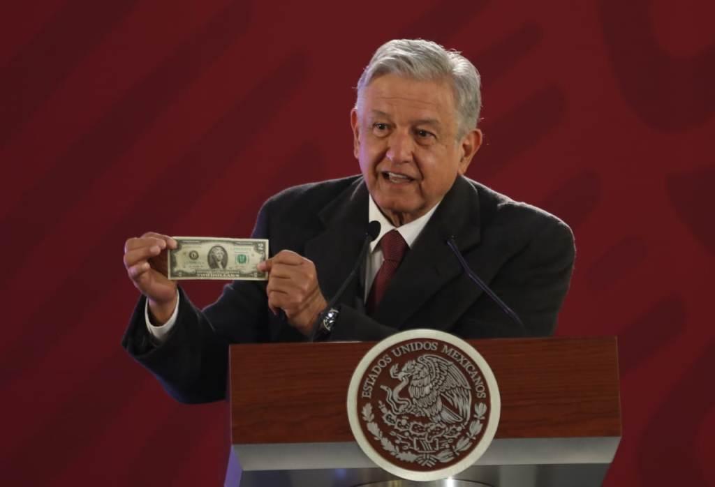 López Obrador y su billete de la suerte. | Javier Ríos