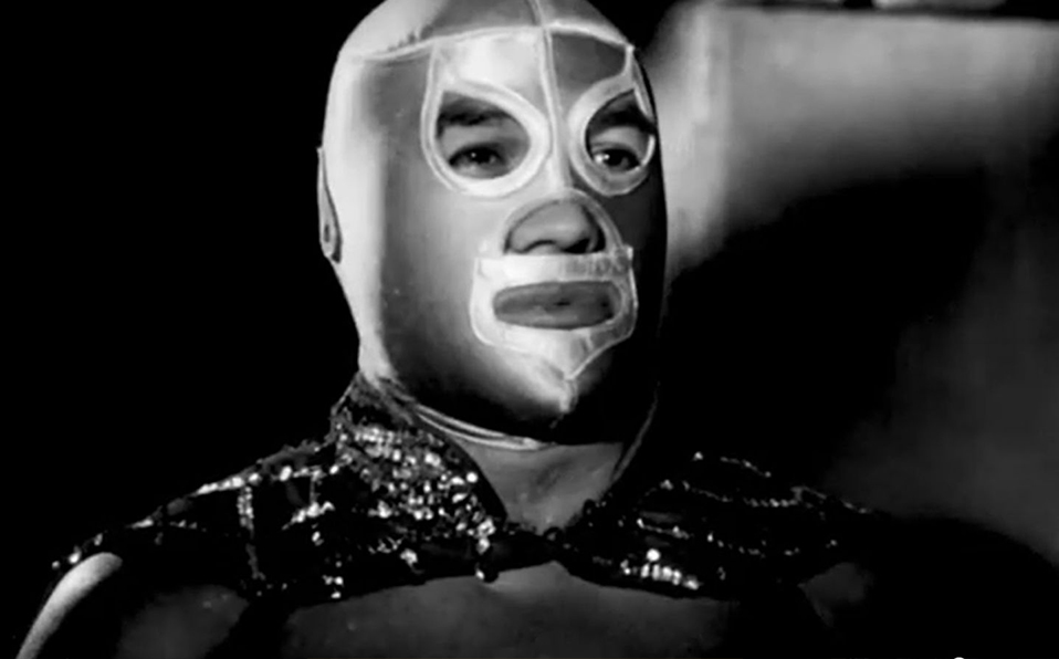 En él se narra la evolución en el atuendo, en el estilo y en la personalidad del Enmascarado de Plata