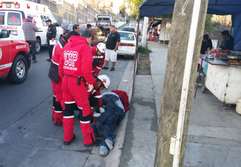 Paramédicos de la Cruz Roja trasladaron al hospital a la mujer lesionada. Foto: Especial