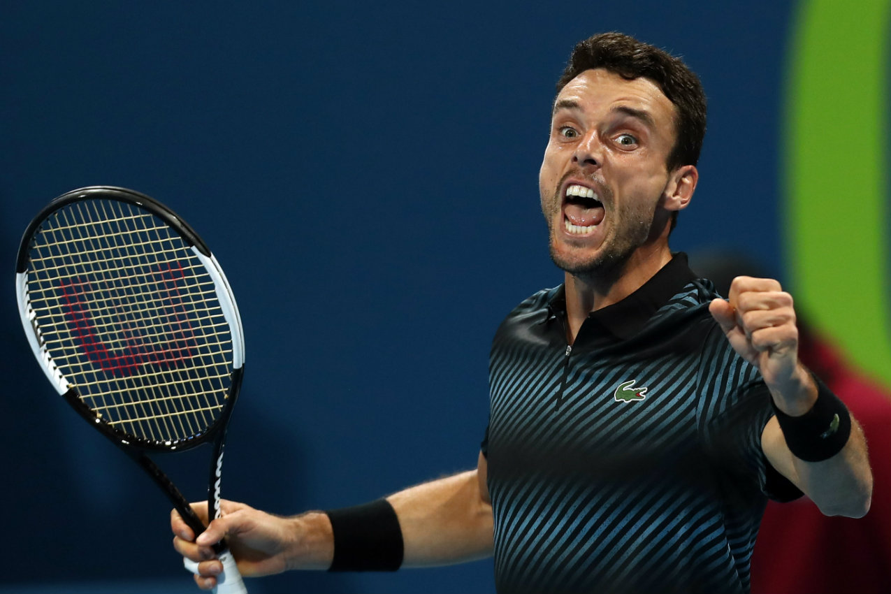 Roberto Bautista festeja su triunfo sobre Novak Djokovic (AFP)