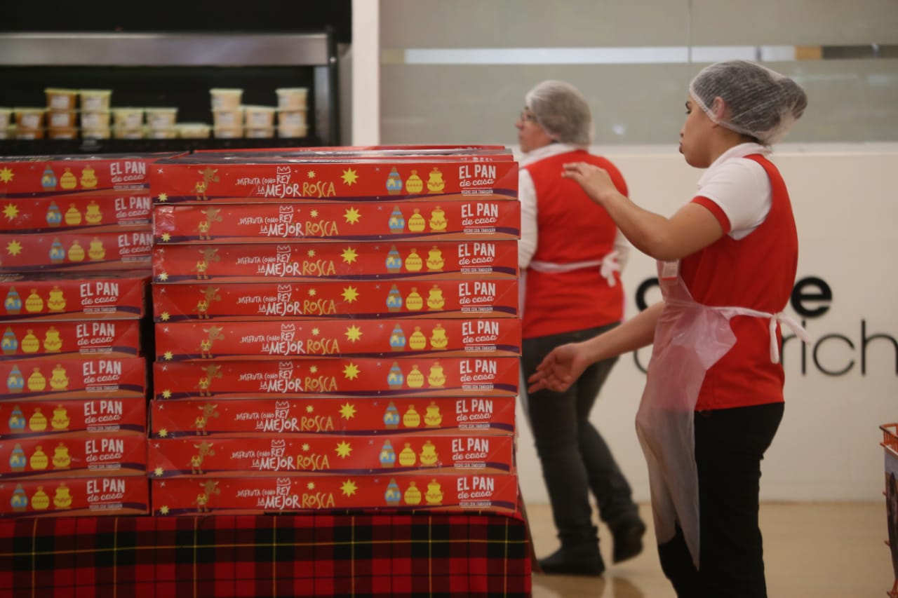 Soriana dio a conocer que en promedio hornea mil 500 roscas por tienda diariamente. (Raúl Palacios)