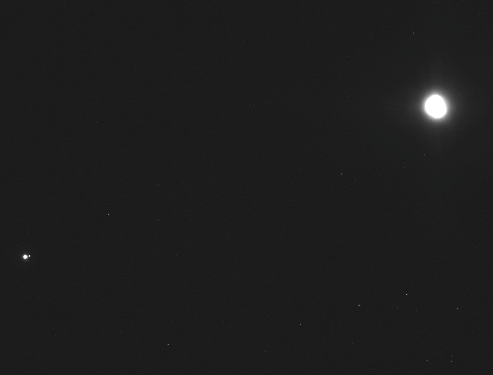 La Tierra y la Luna son los puntos pegados del lado izquierdo de la imagen, mientras que Bennu es el punto más grande del lado derecho. (NASA)