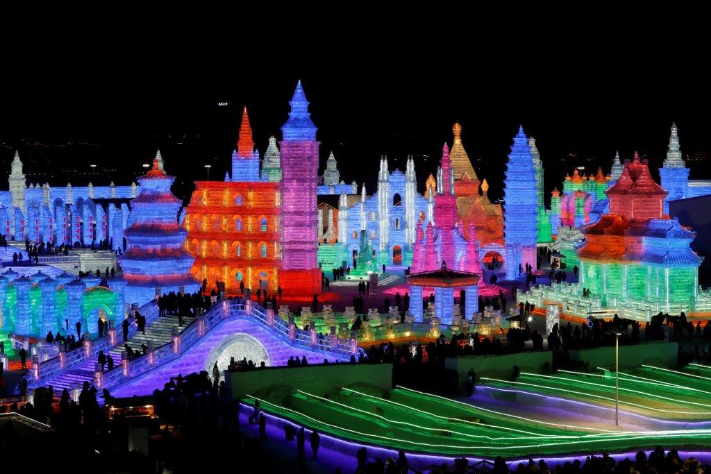 Esculturas de hielo iluminadas por luces de colores se ven en el festival anual de hielo en China. (Reuters)