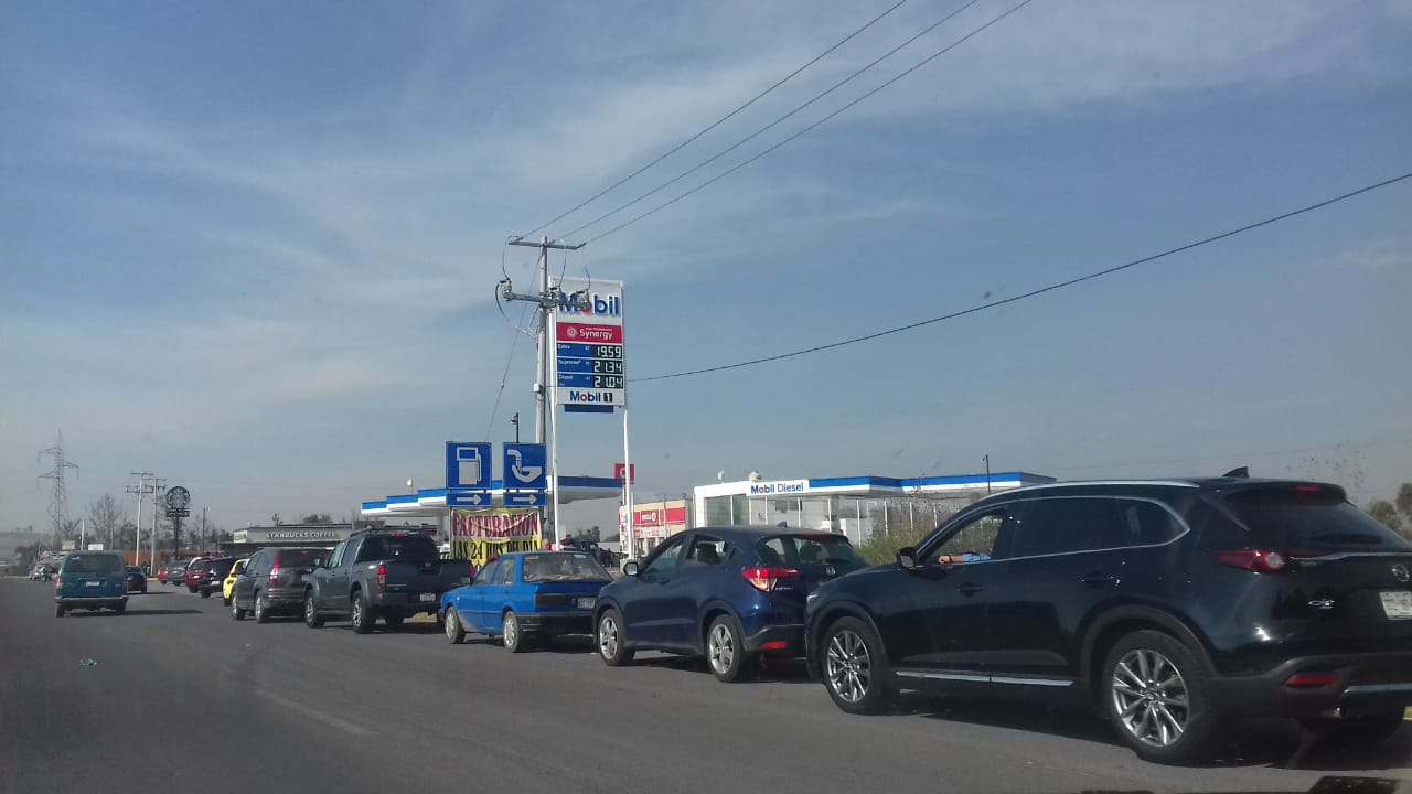 Largas filas en espera de gasolina