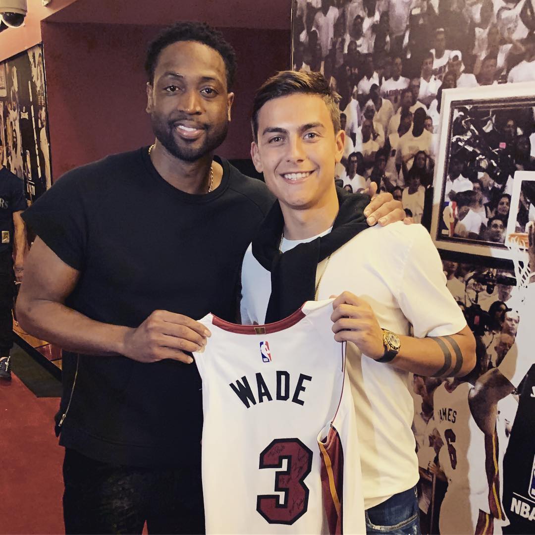 Paulo Dybala va a juego de NBA y conoce a Dwayne Wade (Instagram)