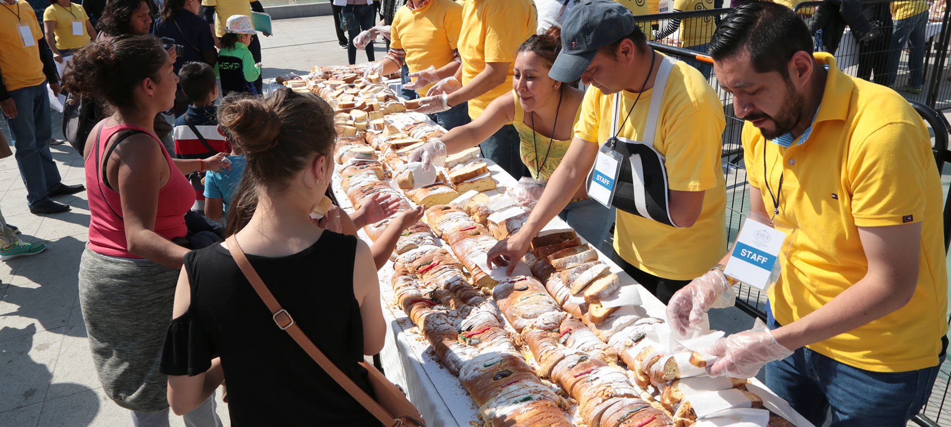 Reparten Rosca de Reyes hecha a mano en Plaza Independencia. (Maribel Calderón)
