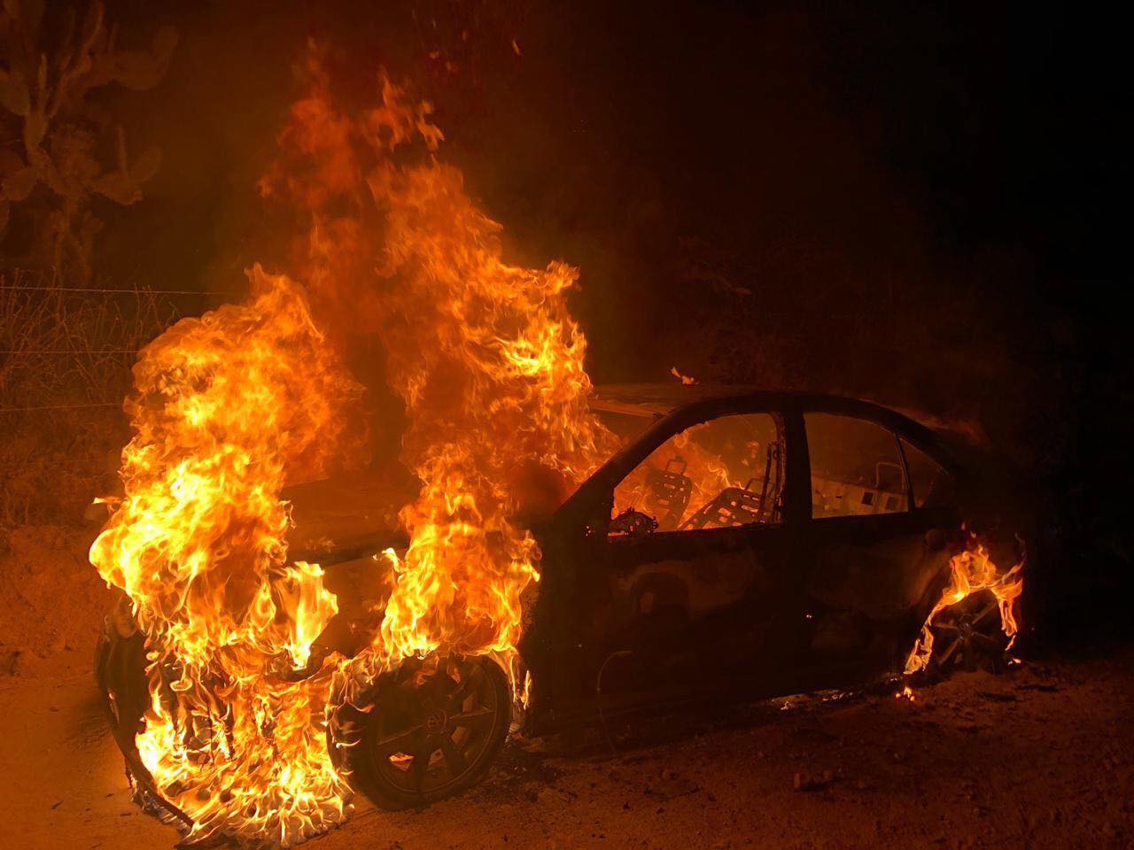 Reportan un vehículo incendiado, hallan dos cuerpos adentro. (Cortesía)