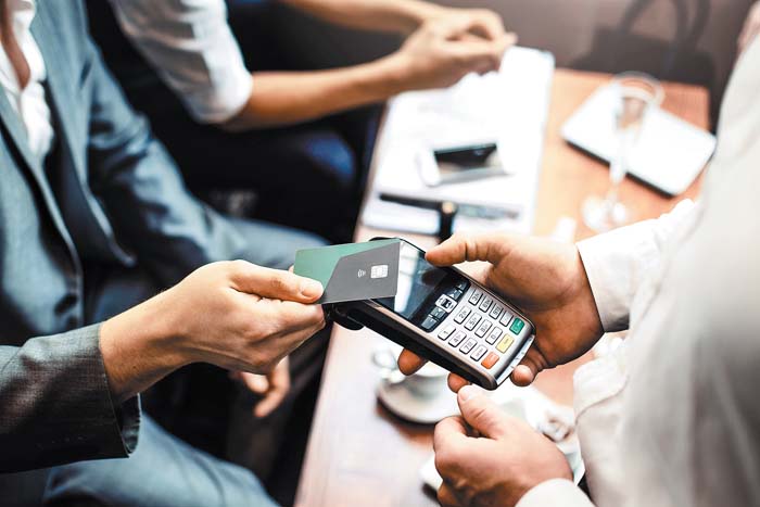 Bancos, autoservicios y otros ya se preparan. Shutterstok