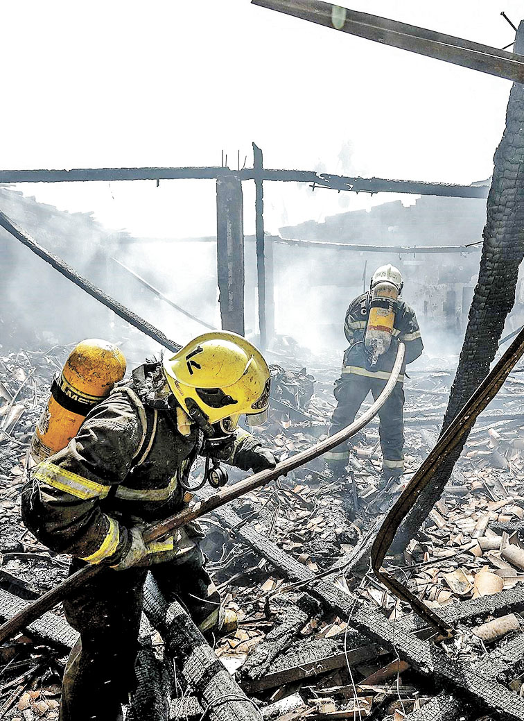 Bomberos apagan el fuego tras el ataque a un edificio brasileño. (EFE)
