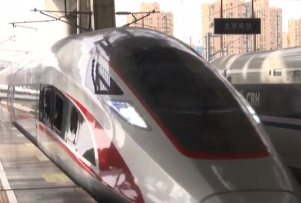 El tren puede alcanzar una velocidad de 350 kilómetros por hora.