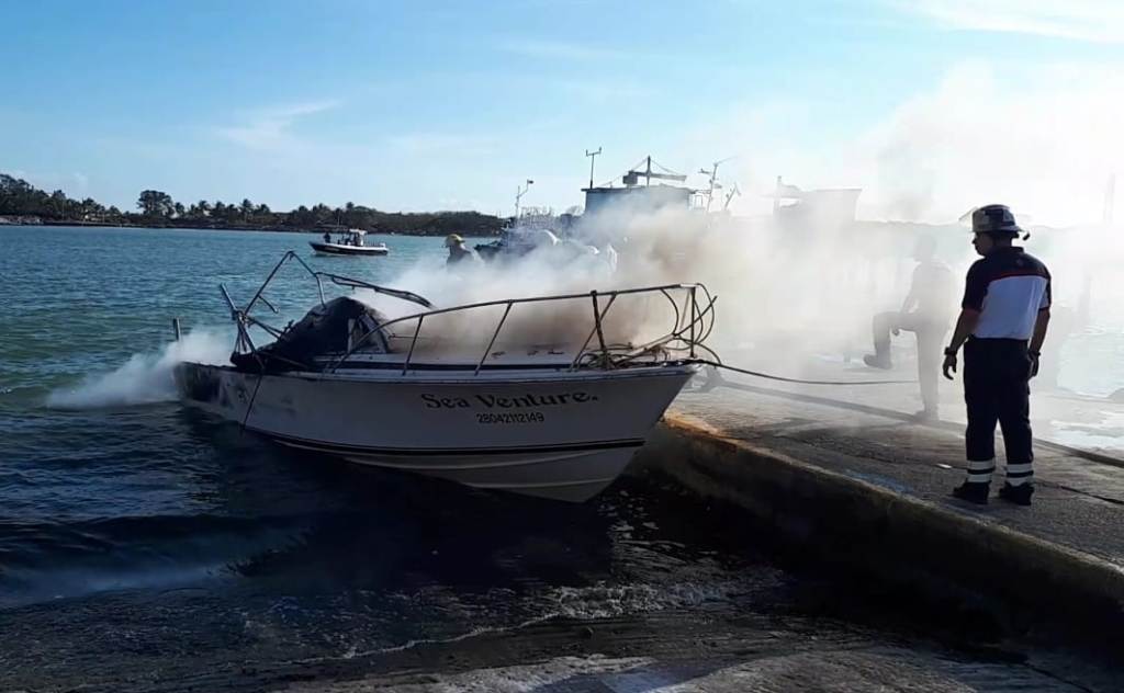 Embarcación se incendia en Ciudad Madero.