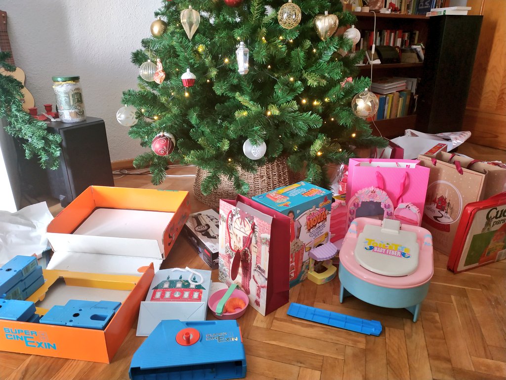 Las fotos de la tierna escena con varios juguetes alrededor del árbol conmovieron a los usuarios de Twitter. @AlteaAlcalde