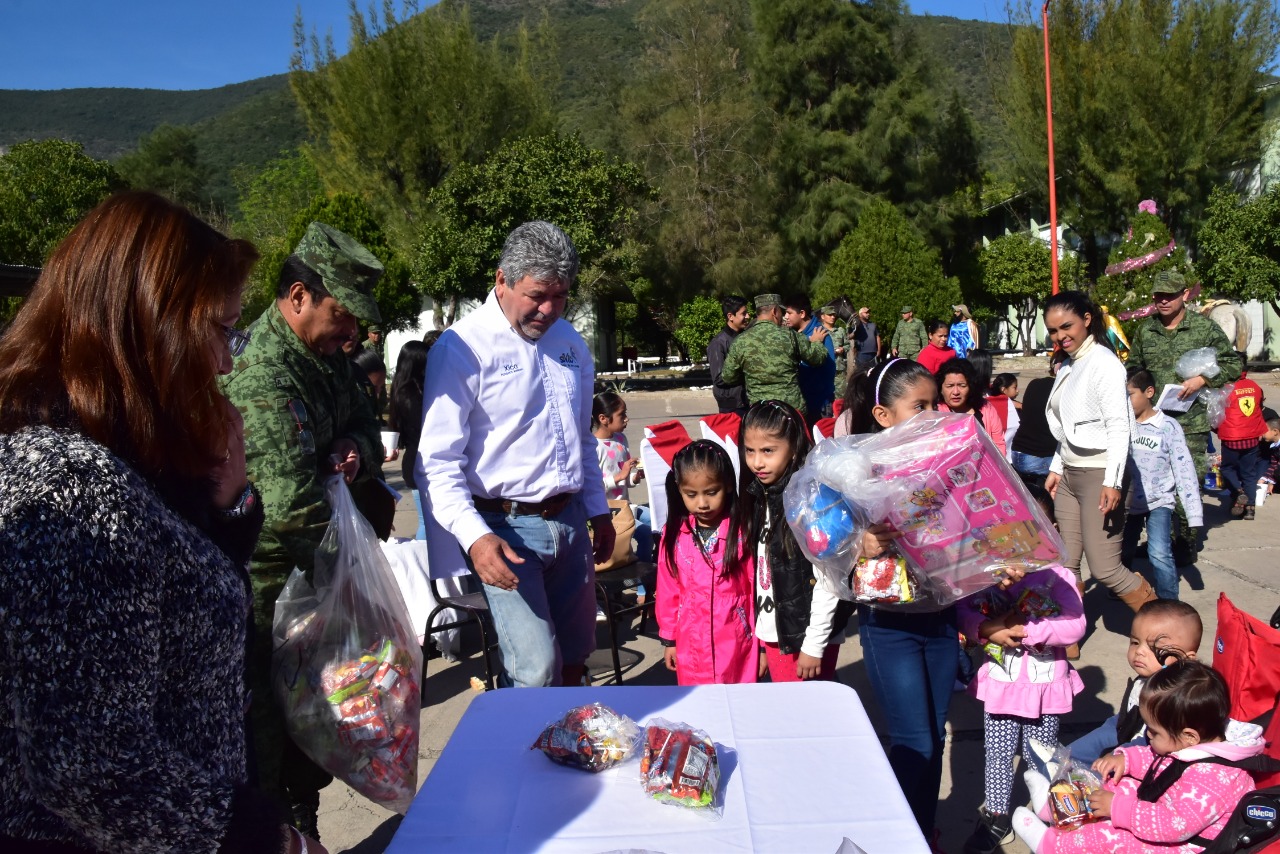 Momento de la entrega de juguetes.