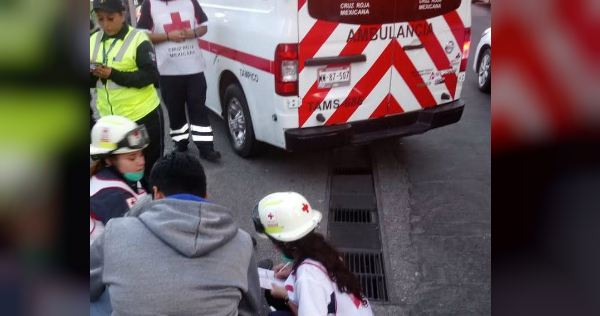 Paramédicos de la Cruz Roja la trasladaron a un nosocomio de la localidad derivado de las lesiones que presentaba.
