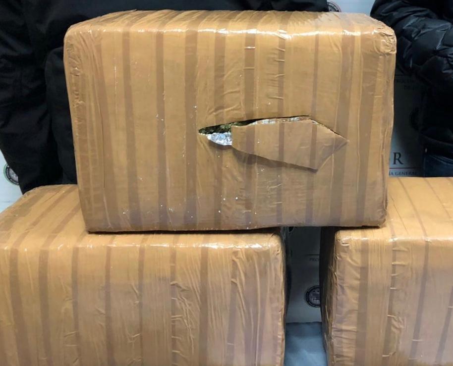 Se localizaron tres cajas selladas con la droga adentro.