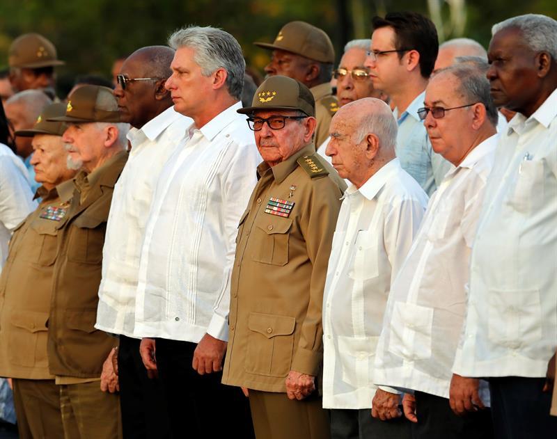 El primer secretario del Partido Comunista de Cuba, Raúl Castro (c), junto al presidente cubano, Miguel Diaz-Canel (centro-izq).