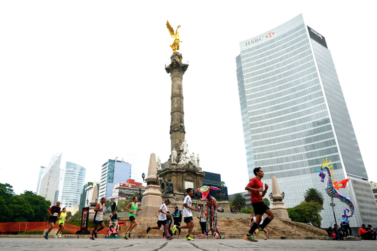 Atletas corriendo por Paseo de la Reforma a la altura del Ángel de la Independencia (Imago7)