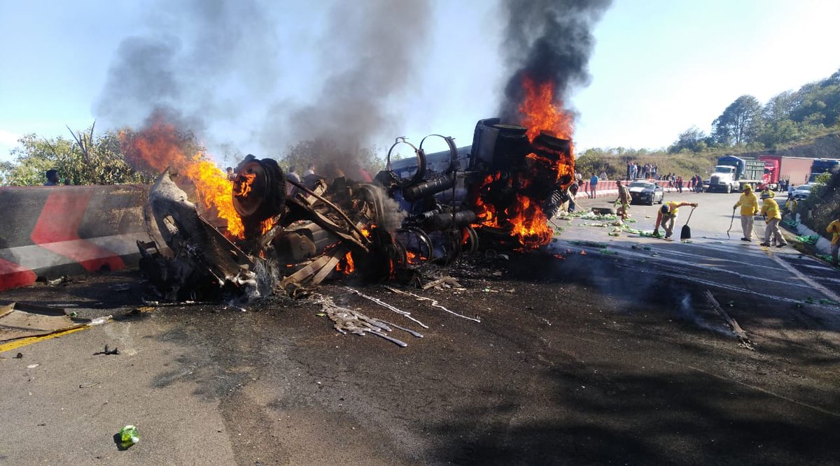 El incendio del tráiler no dejó personas lesionadas. (Especial)