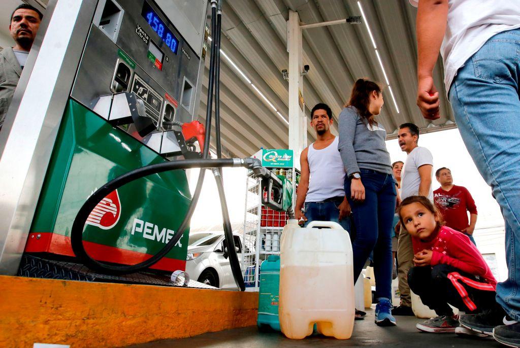 Jalisco- Cada usuario puede cargar solo 10 o 20 litros de gasolina. AFP