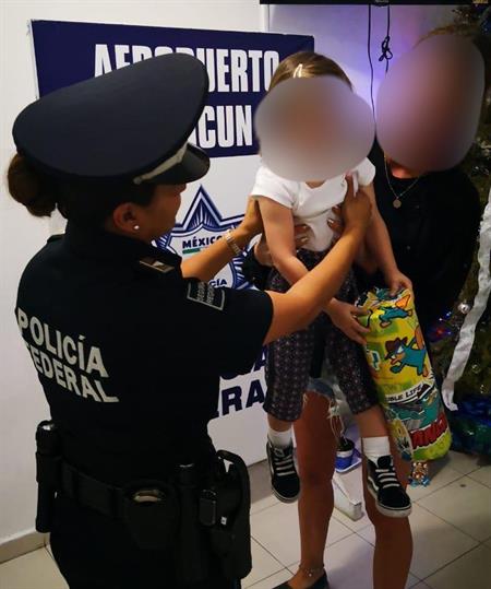 La menor fue rescatada en el aeropuerto de Cancún.