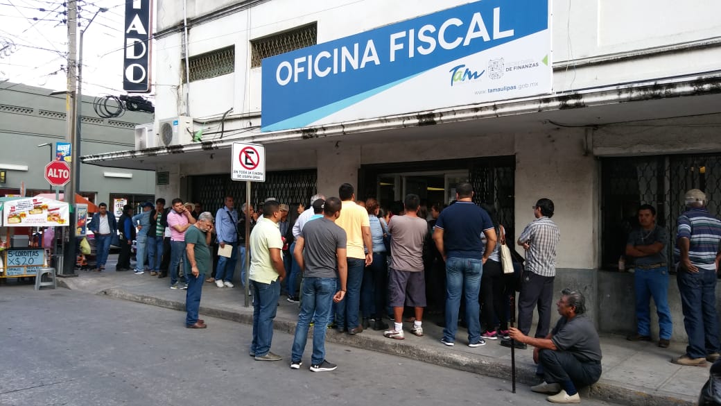 Largas filas en la Oficina Fiscal de Tampico.