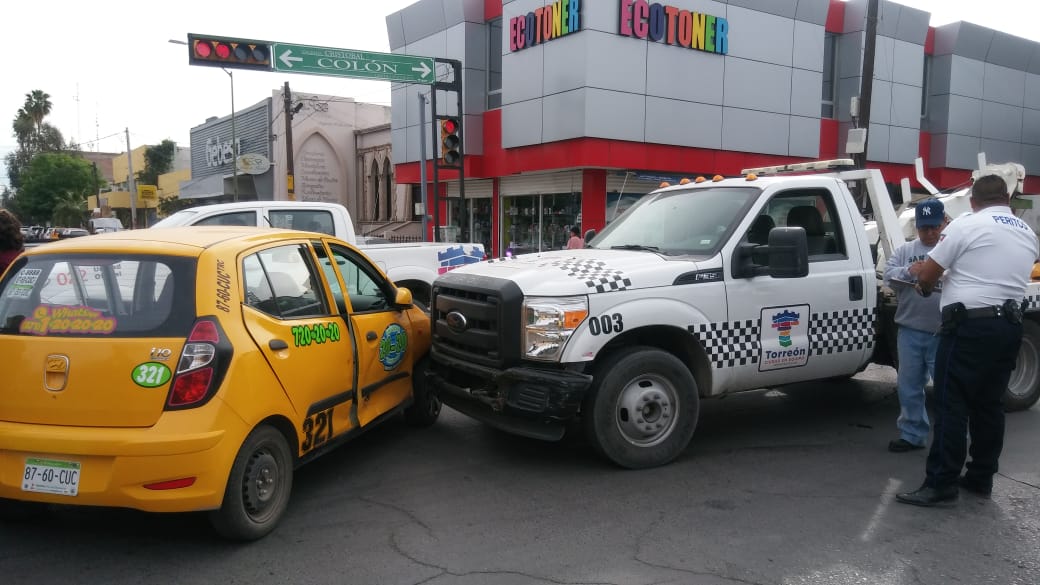 Grúa se pasa rojo y choca contra taxi en Torreón- Grupo Milenio