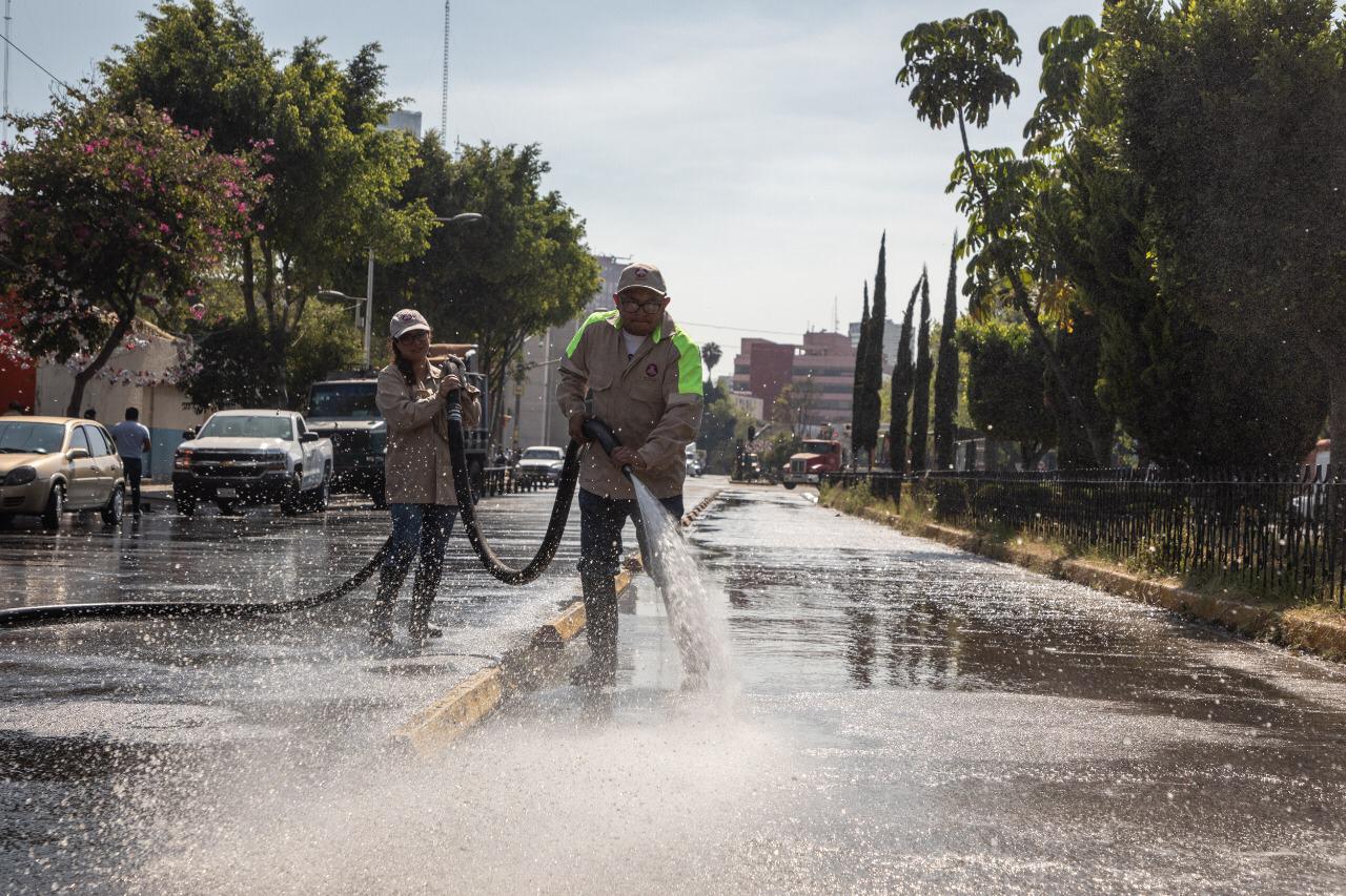 Personal de la Dirección General de Servicios Urbanos  y del área de Vía Pública de la alcaldía limpiaron la zona. (Cinthya Sttetin)