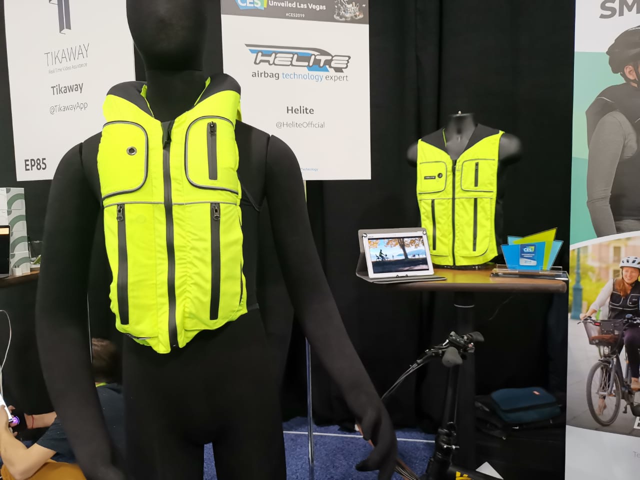B'Safe es un chaleco para ciclistas que se infla una vez que los sensores detectan caídas, protegiendo pecho cuello y abdomen. (Fernando Santillanes)