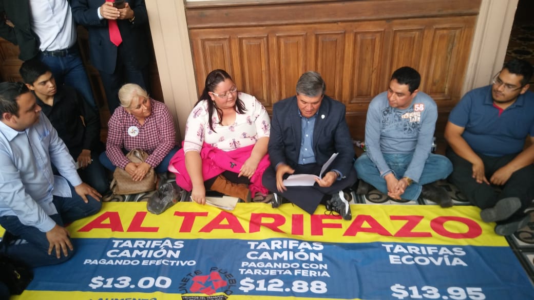 El secretario general atendió a la representante de Únete Pueblo. (Eduardo Mendieta)