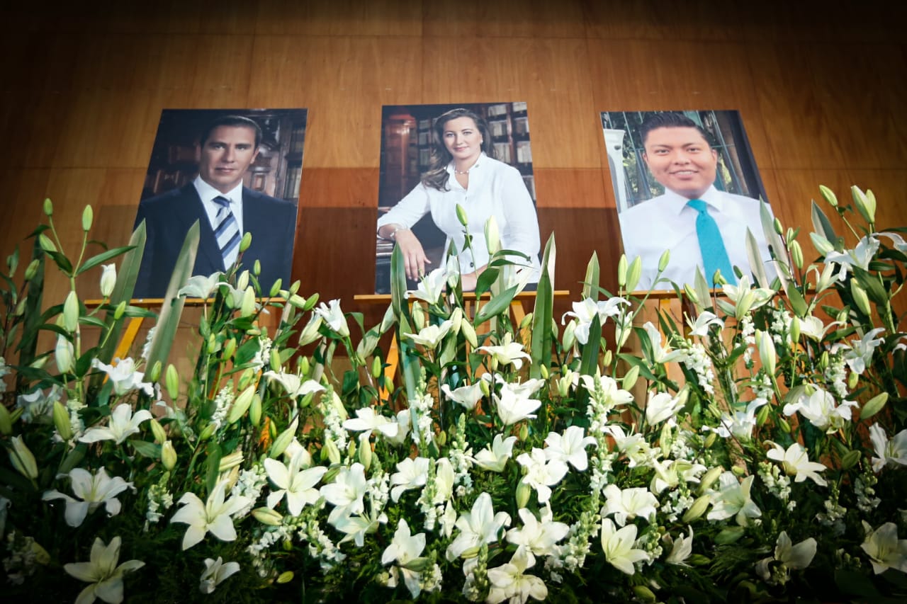En la sede del PAN se realiza un homenaje a Martha Erika Alonso, Rafael Moreno Valle y las otras personas que murieron en el desplome del helicóptero.