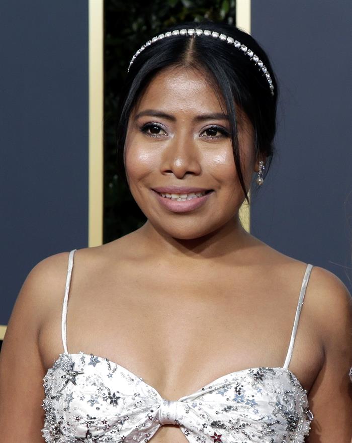 Yalitza Aparicio lució un vestido de la marca italiana Miu Miu (EFE).