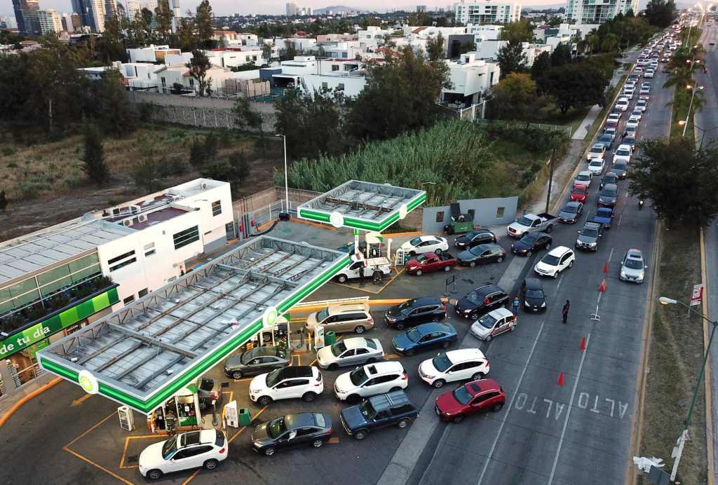 Zapopan- La escasez de gasolina por problemas en el suministro de Pemex en 8 estados genera filas de varias horas y racionalización del hidrocarburo. 