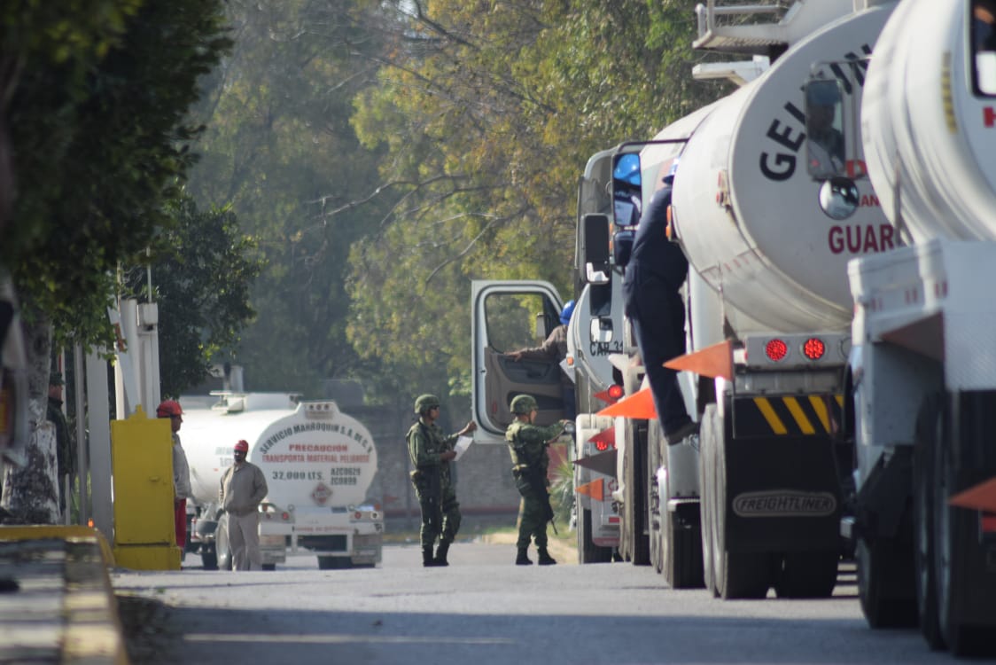 Los accesos son controlados por personal de Pemex.  (Francisco Villeda)
