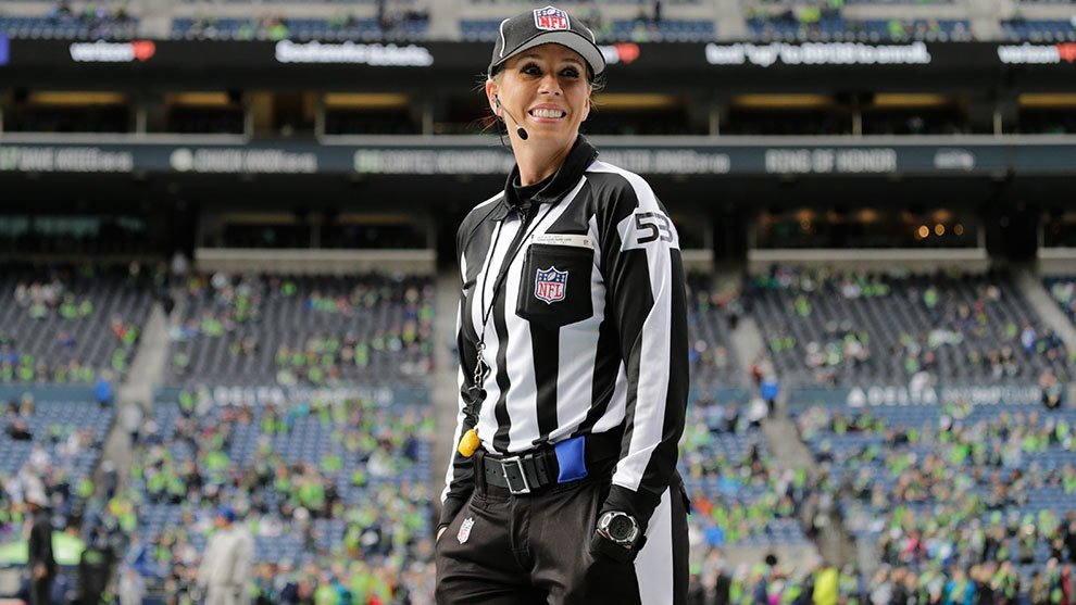 La árbitro Sarah Thomas hará historia en la NFL (AP)