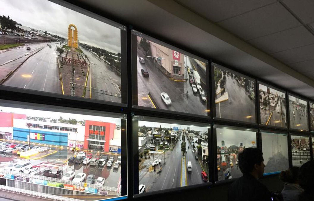 El Centro de Inteligencia Municipal cuenta con 24 monitores que vigila todo el día la ciudad. (Especial)