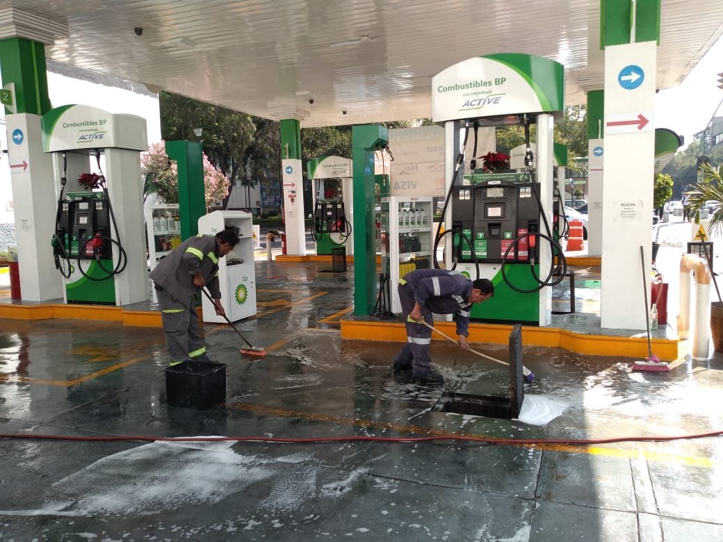 Despachadores friegan el piso con agua y jabón (Foto: Adyr Corral)