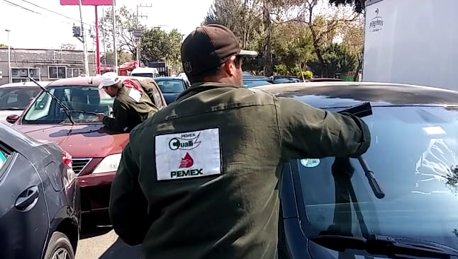 En la gasolinera de la calle El Mirador, en la esquina Calzada del Hueso hay largas filas para abastecerse del combustible. (César Velázquez)