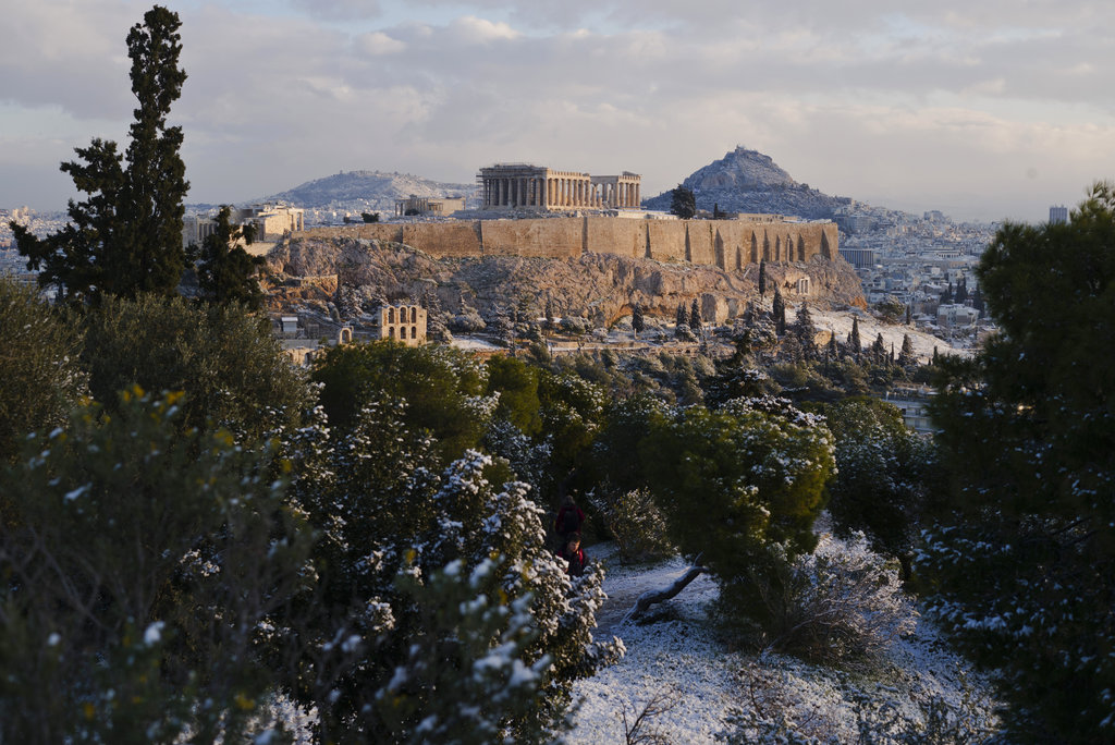 Grecia. La nieve cubre algunas partes de la antigua colina de la Acrópolis y Plaka en Atenas. (AP)