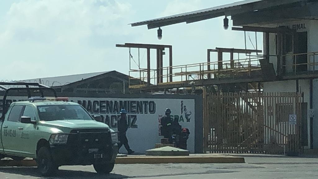 Las instalaciones de Pemex son vigiladas por personal de la empresa. (Isabel Zamudio)