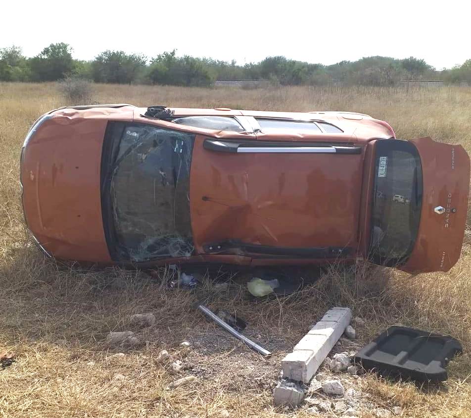 La camioneta sufrió volcadura.
