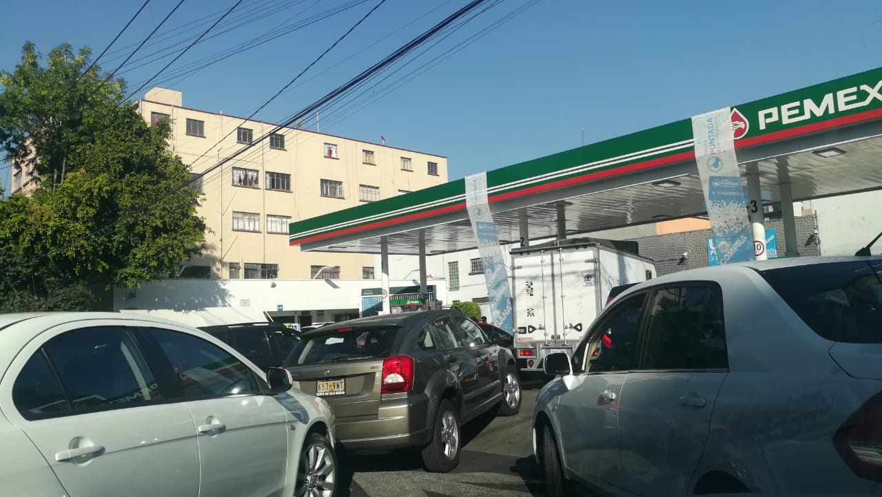 Largas filas en las gasolineras por el desabasto. (Liliana)